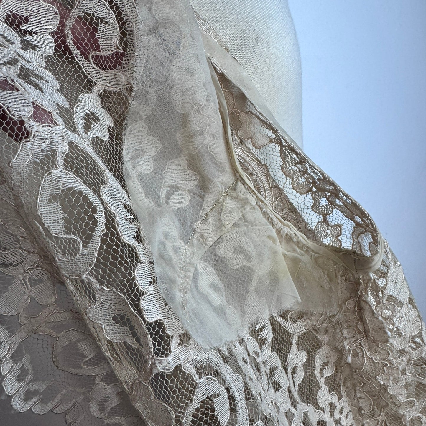 Vintage 1930s Ivory Lace Coat Fingertip Length Sleeveless Open Front Romantic