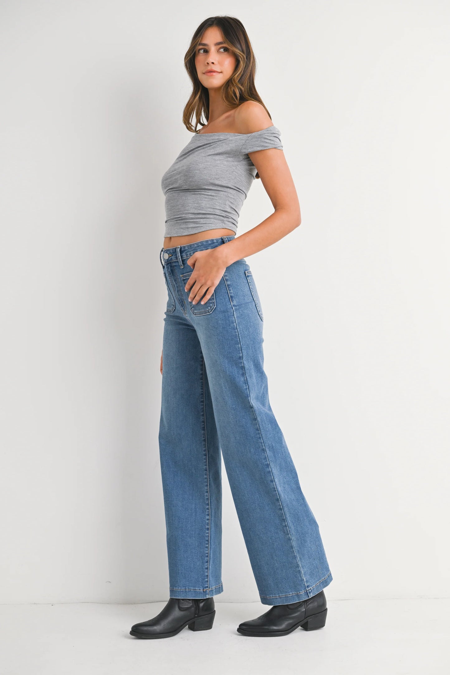 side view of mini pocket wide just black jeans