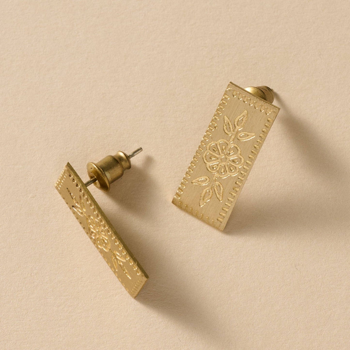 Arati Flower Bar Post Earrings - MST GoodsTen Thousand Villages