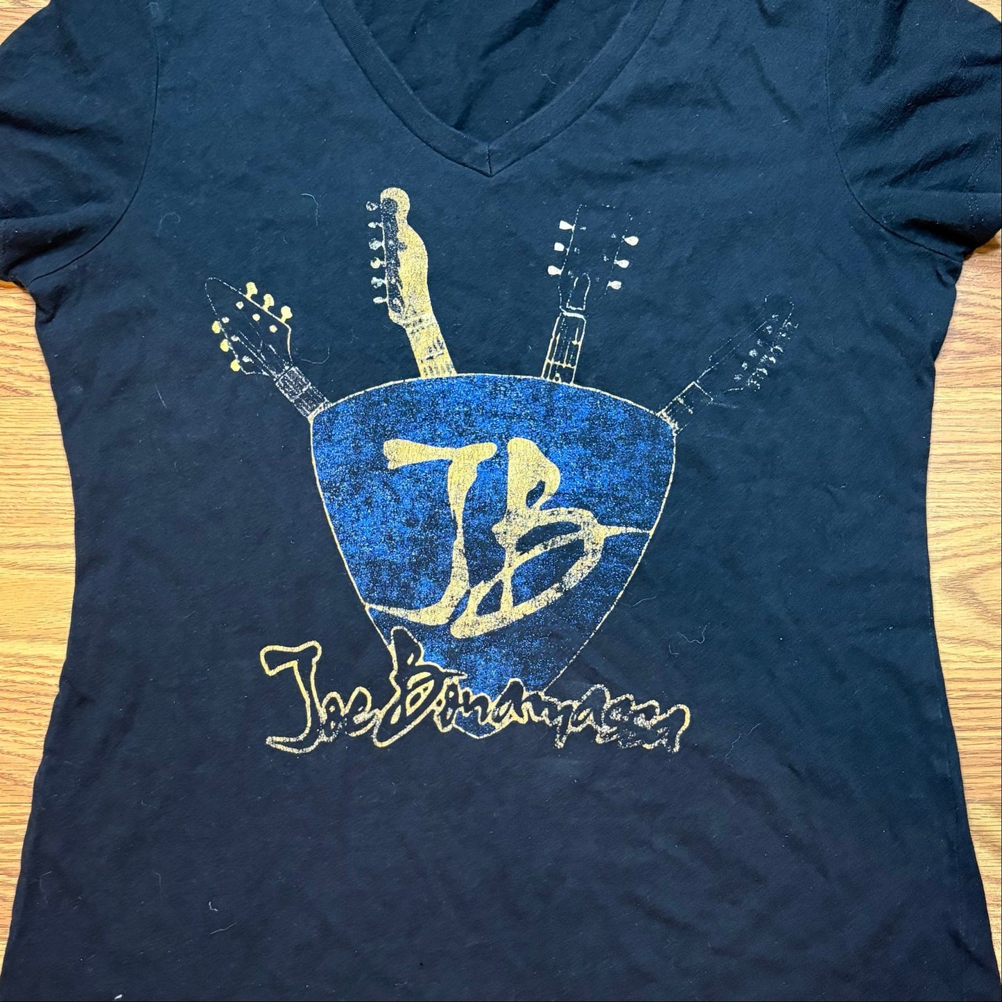 Joe Bonamassa Guitar Pick Graphic V Neck T Shirt Women’s Medium Black Blues Rock Tee