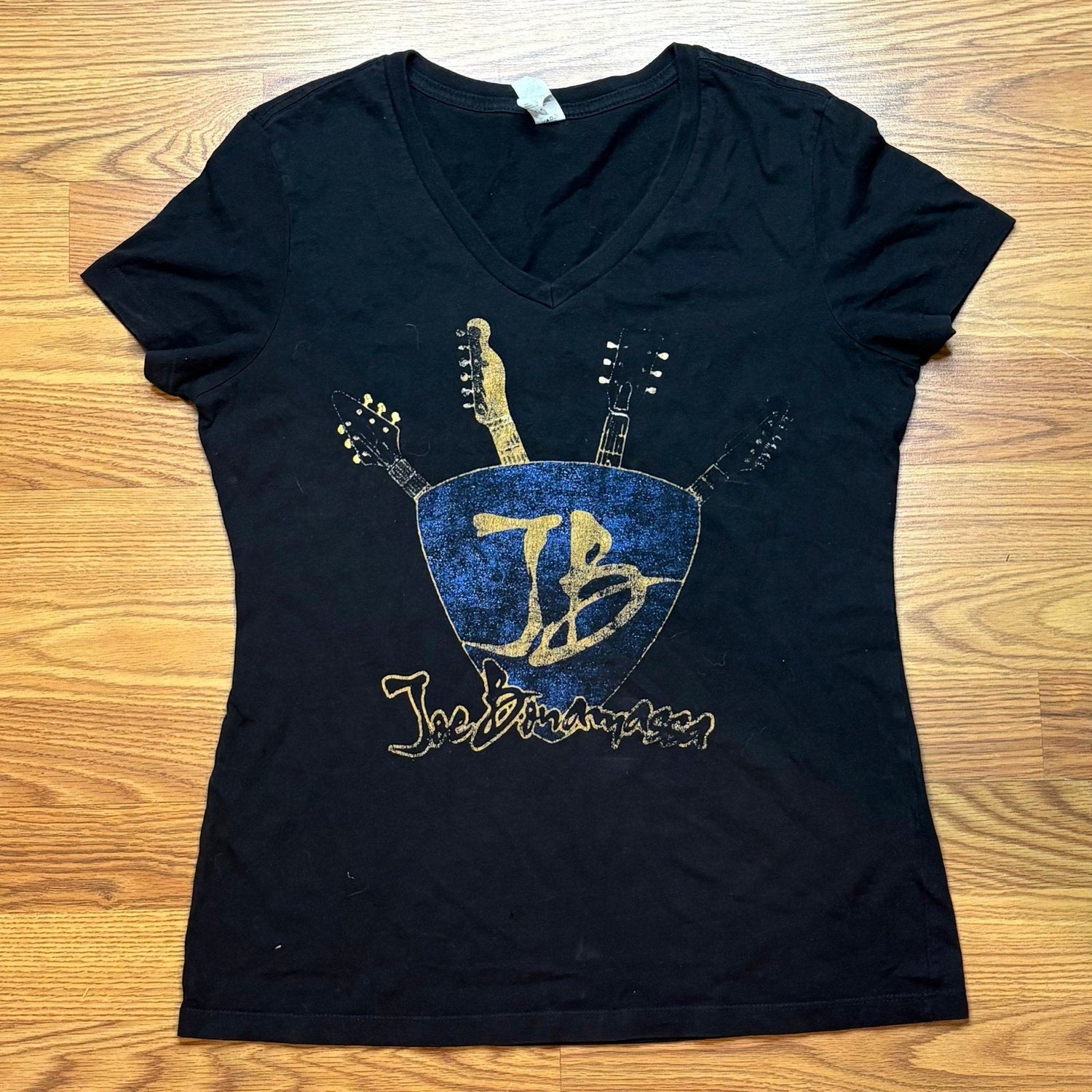 Joe Bonamassa Guitar Pick Graphic V Neck T Shirt Women’s Medium Black Blues Rock Tee - MST GoodsDistrict